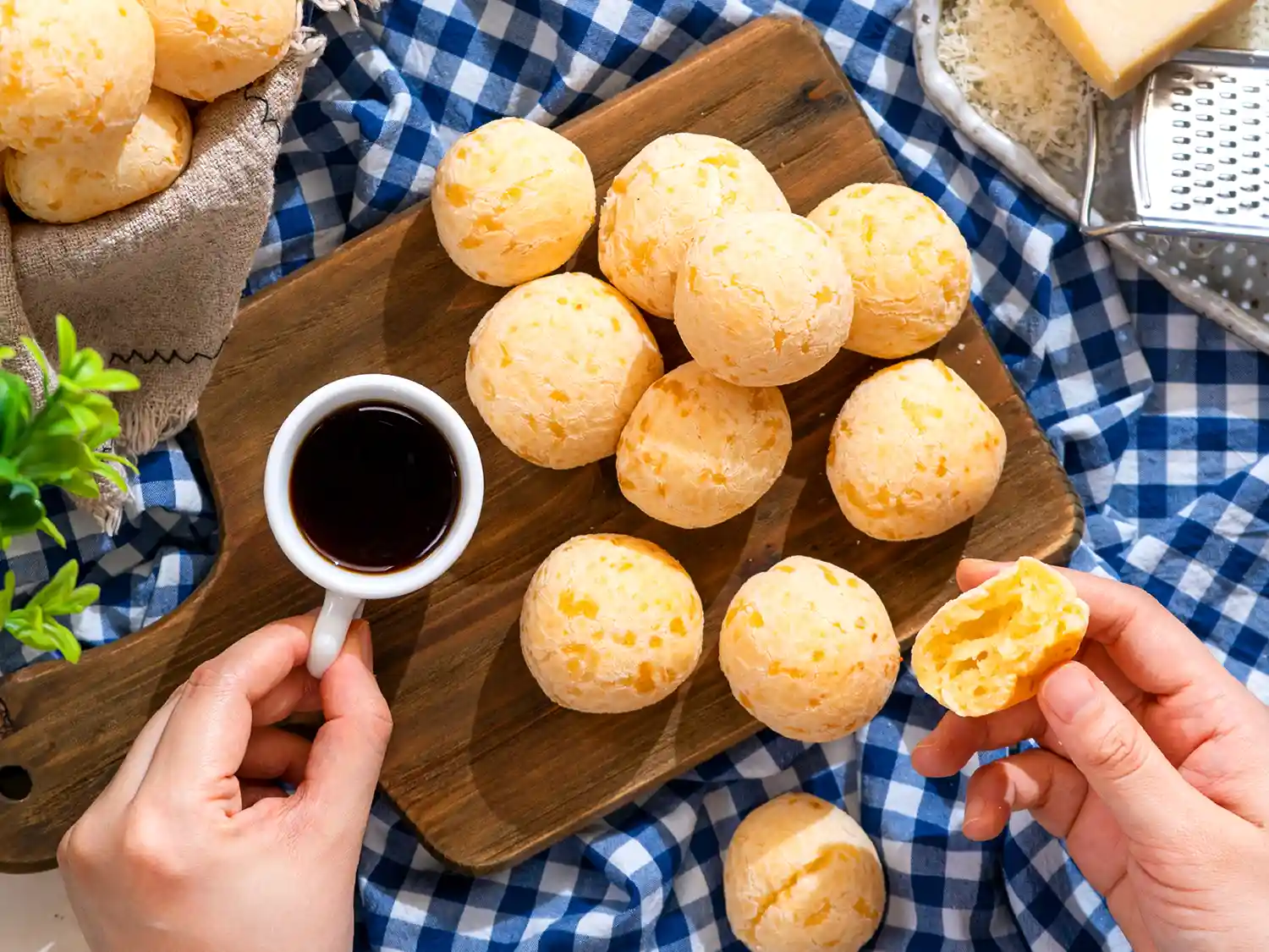 Pão de queijo con café